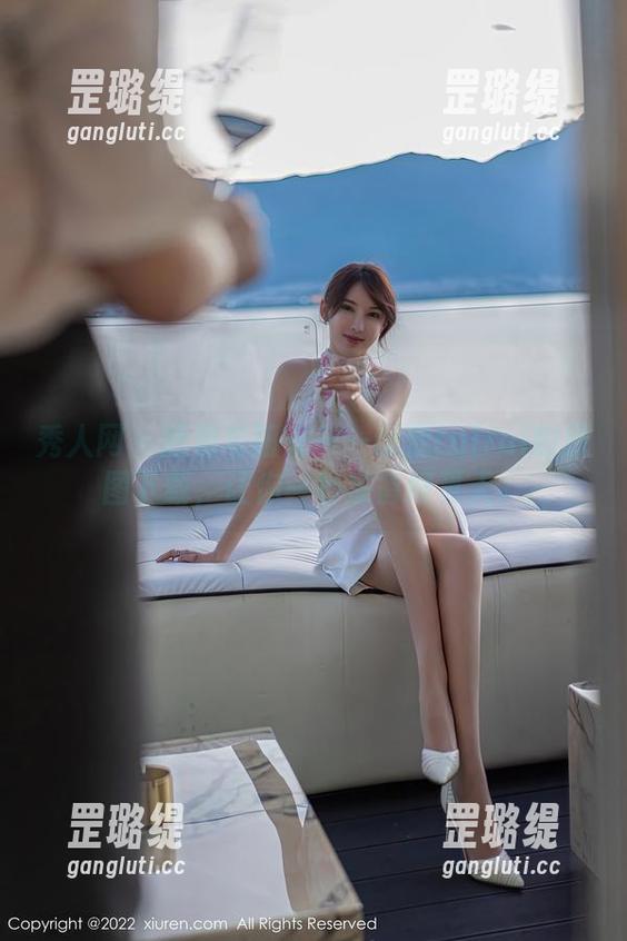 秀人网-蕊蕊ruirui 秀人网 - 短裙与阳光——蕊蕊ruirui的原图下载,让你一秒准备好夏天。