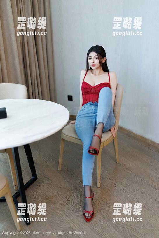 秀人网 - 邹晶晶女王泳衣写真合集：跃动水面，让你心动到起波纹！