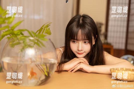 你看到原图中的秋山AkI了吗？亚丝娜的气质一点都不简单哦～