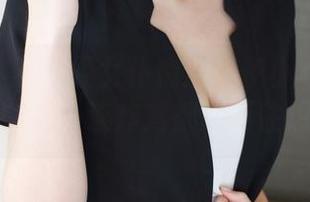 美媛馆 – 不正经女仆精选：伊小七MoMo的调皮瞬间，连炸鸡都忍不住想点赞！