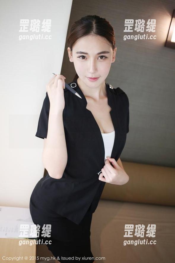美媛馆 - 不正经女仆精选：伊小七MoMo的调皮瞬间，连炸鸡都忍不住想点赞！