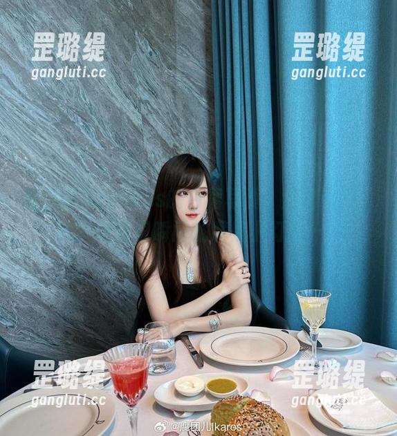 看腐团儿Ikaros的白裙写真，全套图片，我的脑海里瞬间就满是小幻想……