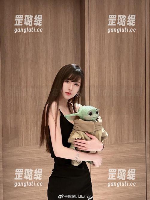 天台的猫咪也在看，腐团儿Ikaros的免费美图堪称‘顶楼撒娇’！