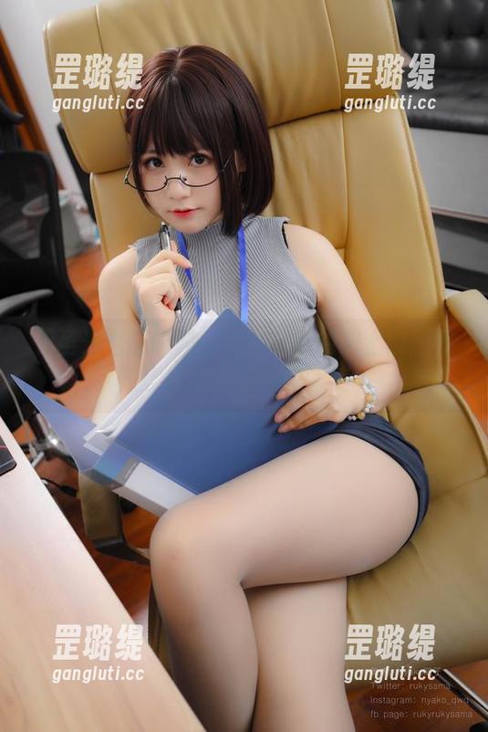 无圣光也能闪耀：荒井喵喵的护士服图集，让你感受不一样的美。