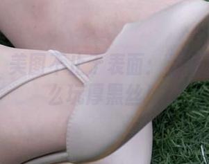 袜啵啵 – 美图不止于表面：看看甜甜圈怎么玩厚黑丝！