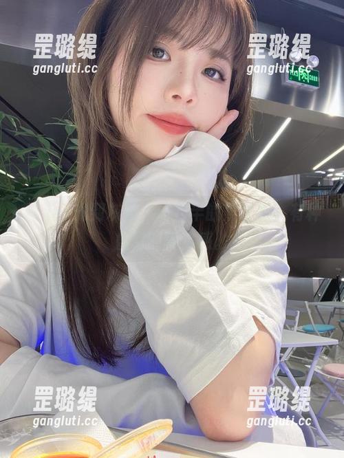 从无圣光到灰丝，闪月半的照片里，有种魔幻的真实感。