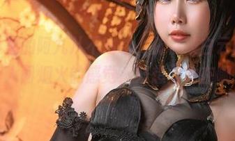 白色写真里的阿九从不咕咕，仿佛被白云围绕，真有种不食人间烟火的感觉，好想问她在哪儿买衣服。