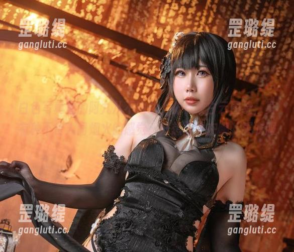 白色写真里的阿九从不咕咕，仿佛被白云围绕，真有种不食人间烟火的感觉，好想问她在哪儿买衣服。