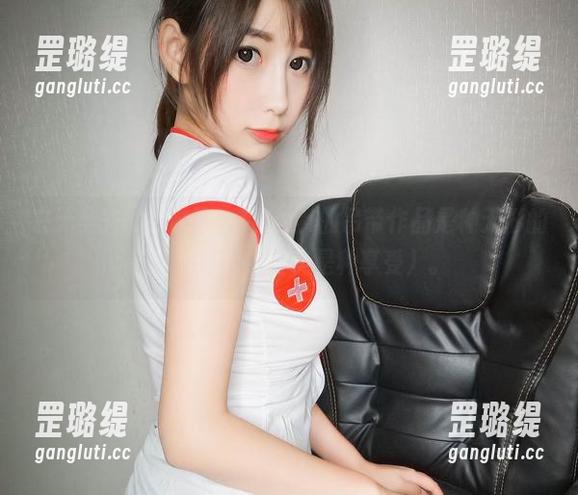 在无圣光的掩映下，雯粥粥i的吊带作品是种无形的压力（好吧，其实是种享受）。