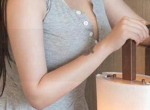 青豆客 – 下载这些尤美Yumi在浴室的图片，绝对能让你的周末充满欢乐气氛！