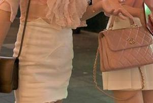 魔镜街拍 – 工作不忘优雅！婷婷粉裙的销售主管壁纸合集，办公室也要甜蜜！