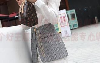 魔镜街拍 – 想在线看曼曼的瑜伽写真，真是个好主意，但我怎么能专心呢？
