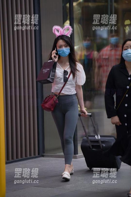 魔镜街拍 - 见证优雅瞬间：艾小青旗袍街拍图片合集，绝对值得一看
