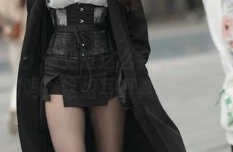魔镜街拍：你见过这么会穿的牛仔裙小姐姐吗？这组写真真是绝了！