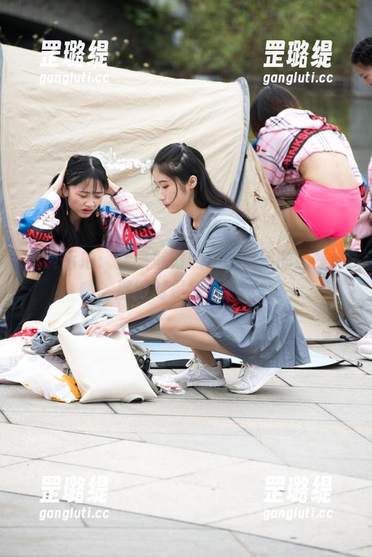 魔镜街拍 魔镜街拍:性感魅力黑裙小姐姐的图集,哦,那绝对是视觉的诱惑!